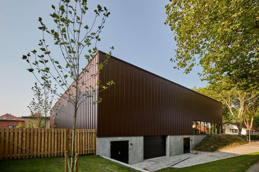 New sports hall in the “forest” wrapped in acorn-brown steel profiles, Risskov Efterskole, Tretommervej 31A, 8240 Risskov, Denmark